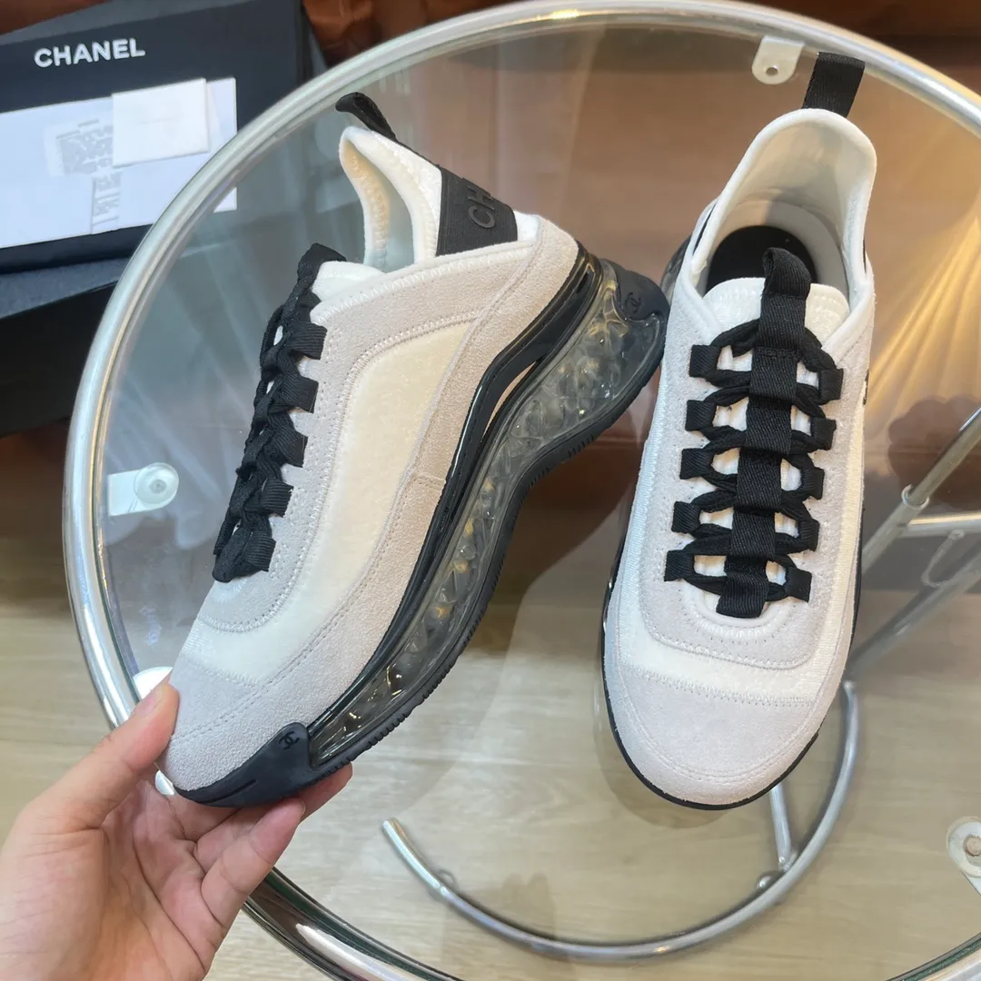 👟👟Ex-factory price 600👟👟 [Long-term supply of high-end versions] ⚠️Note: This model has many colors and the market has a complete range of colors. Welcome to consult ~ chanel Chanel Xiaoxiang casual sports shoes for couples and dad shoes for couples. The original version of the counter is 1:1, each color is accurately matched, and the internal standard is coded. ❣️Fabric material: original imported cow down + imported fabric, ❣️Inner material: imported breathable velvet, ❣️Outsole material: Original 1:1 mold opening, 3 layers of TPU ❣️Number of sizes: Women's 35-42 Men's 39-46 (Men's ➕10) Couple's version (with full set of high-end packaging)